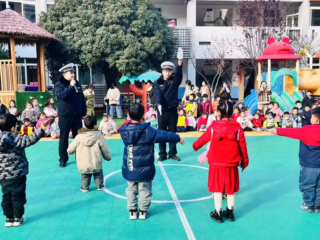 汉台:交通安全“不降温” 守护冬季“平安路”