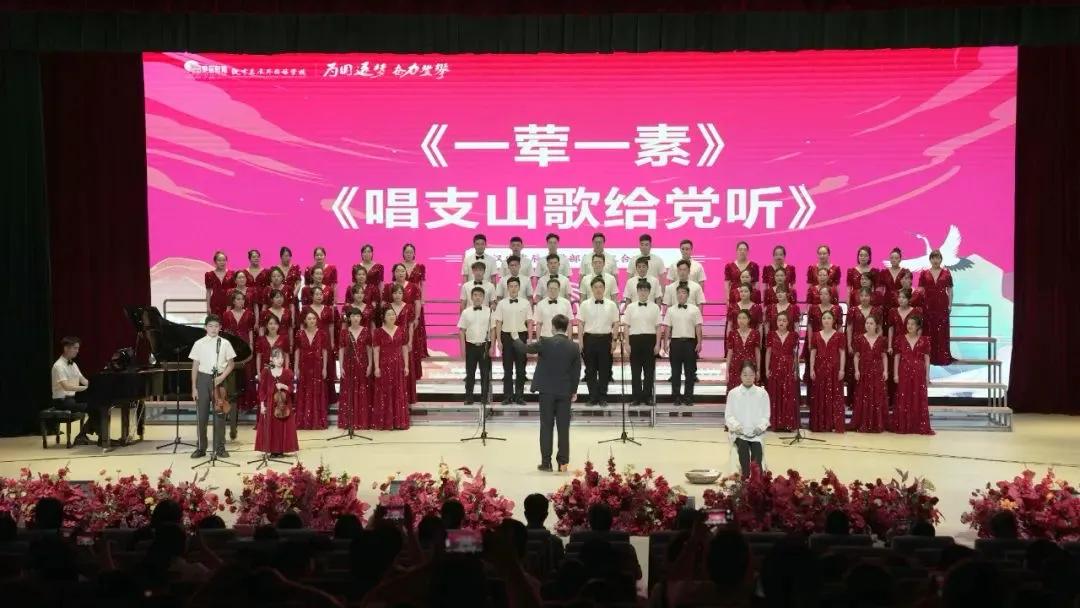 汉中东辰外国语学校举办庆祝中国共产党成立104周年合唱节总决赛