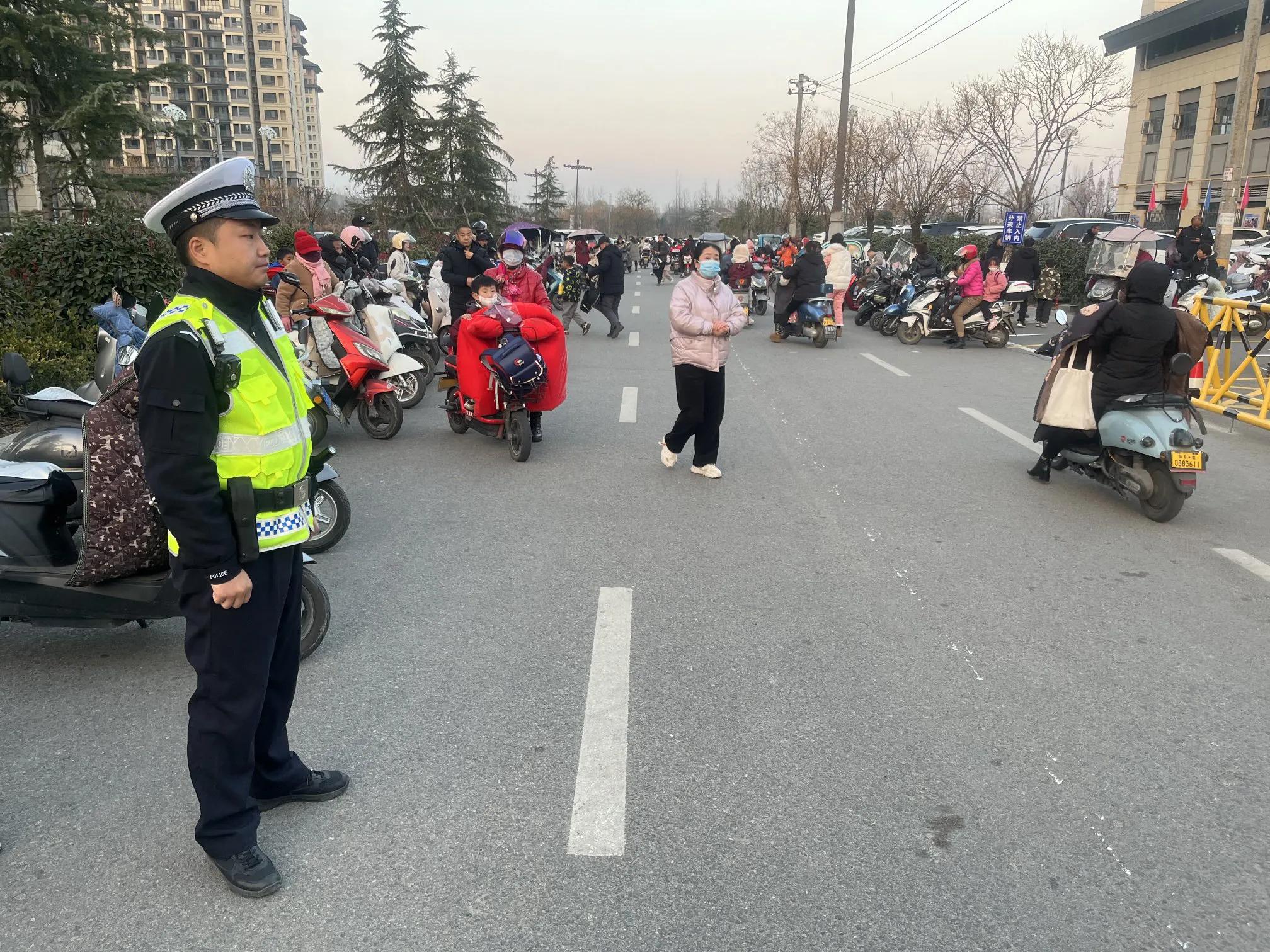 汉台交警老君中队多举措保障校园周边交通安全