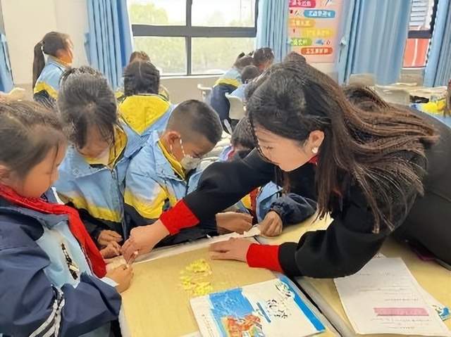 汉中兴汉新区第二小学省课题开题仪式暨“助青工程”课堂研讨活动