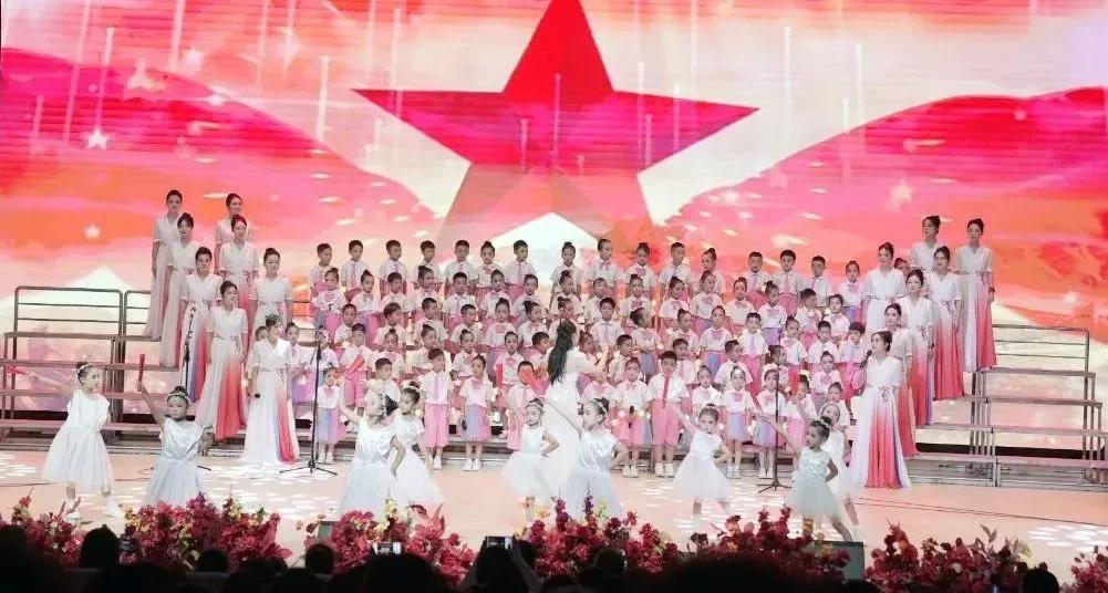 汉中东辰外国语学校举办庆祝中国共产党成立104周年合唱节总决赛