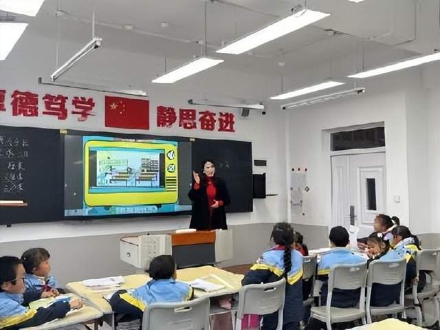 汉中兴汉新区第二小学省课题开题仪式暨“助青工程”课堂研讨活动