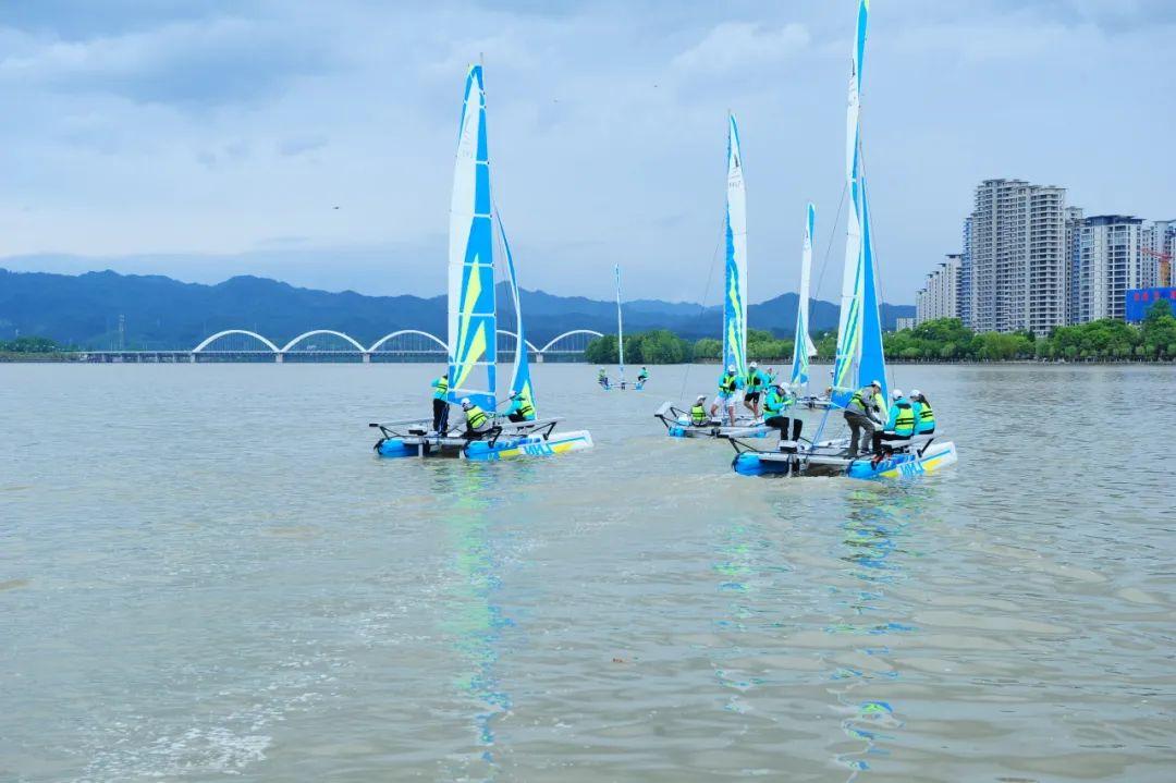 五一假期首日，汉中江边就热闹非凡、人山人海！
