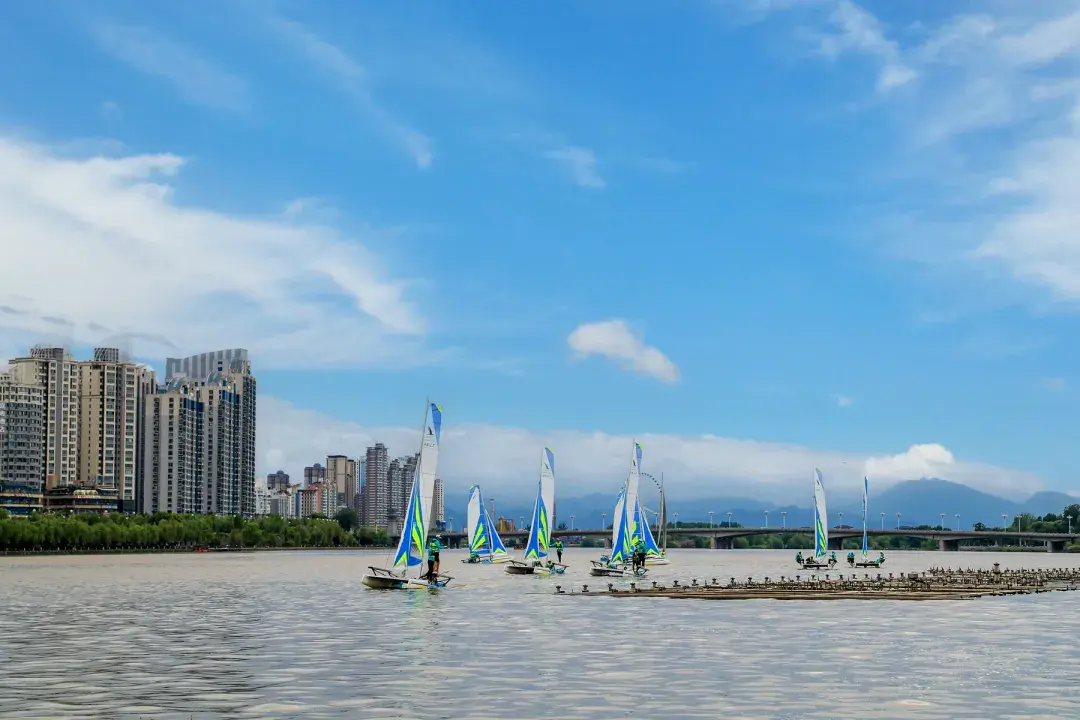 五一假期首日，汉中江边就热闹非凡、人山人海！