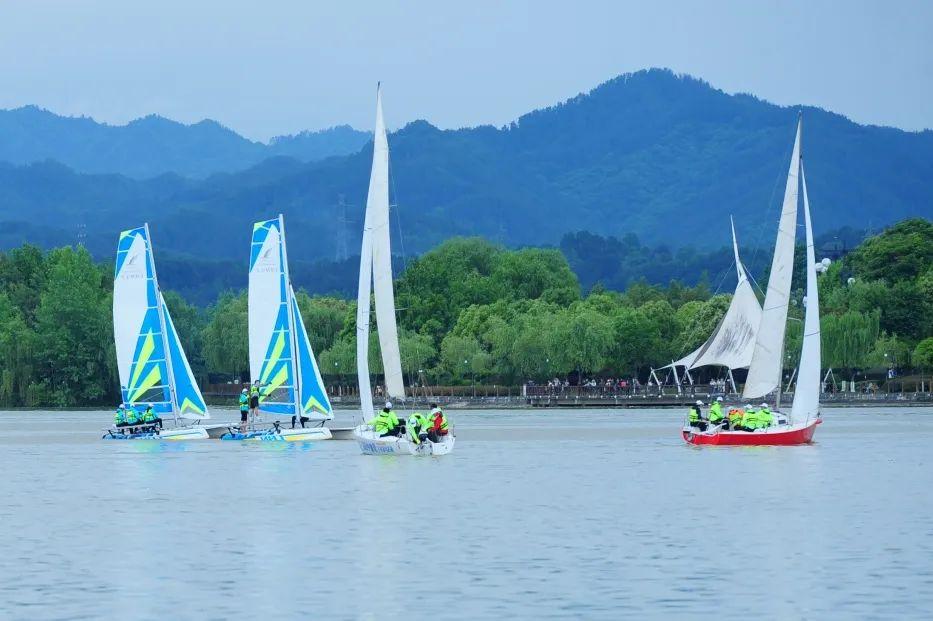 五一假期首日，汉中江边就热闹非凡、人山人海！