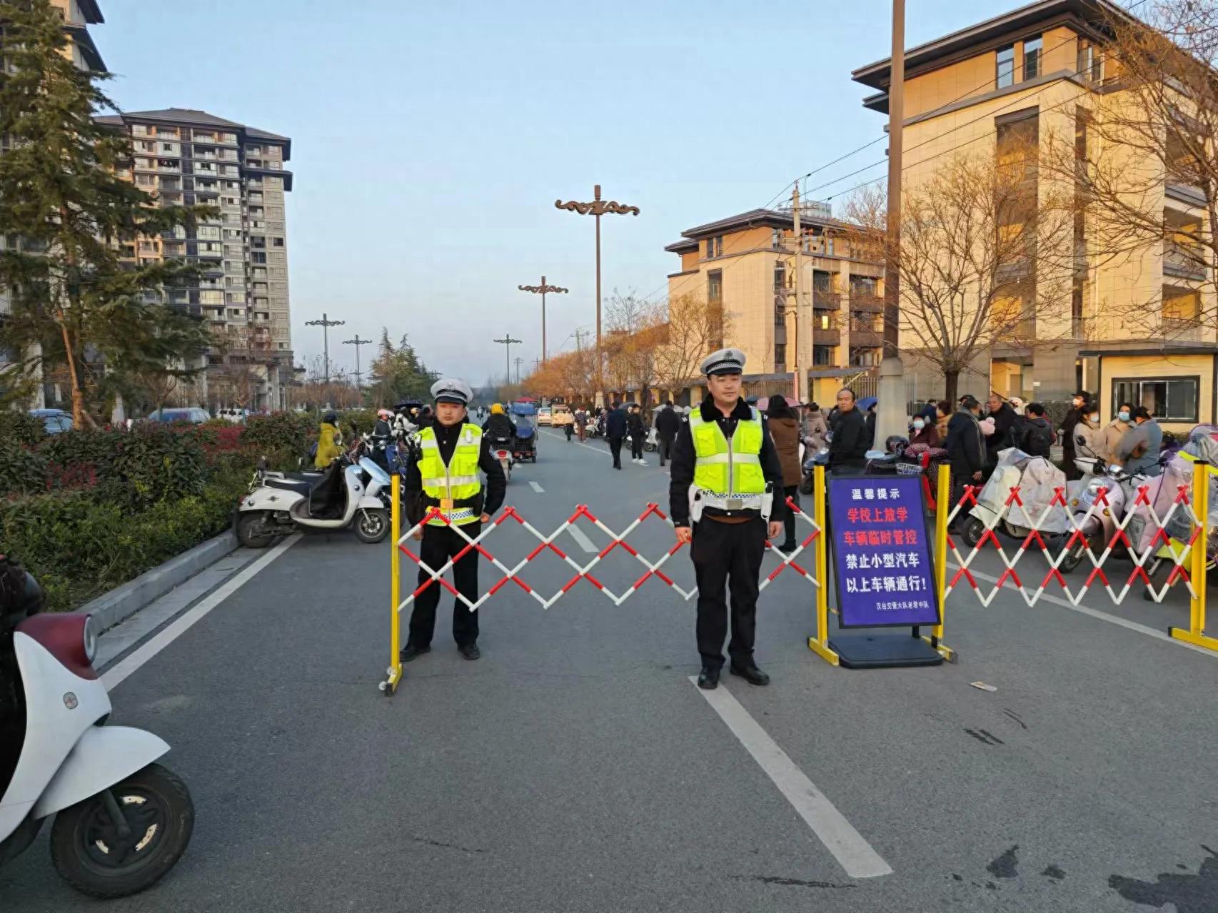 汉台交警老君中队多举措保障校园周边交通安全