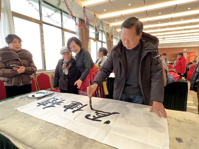 汉中老年大学女子书画学会召开2023年度总结大会