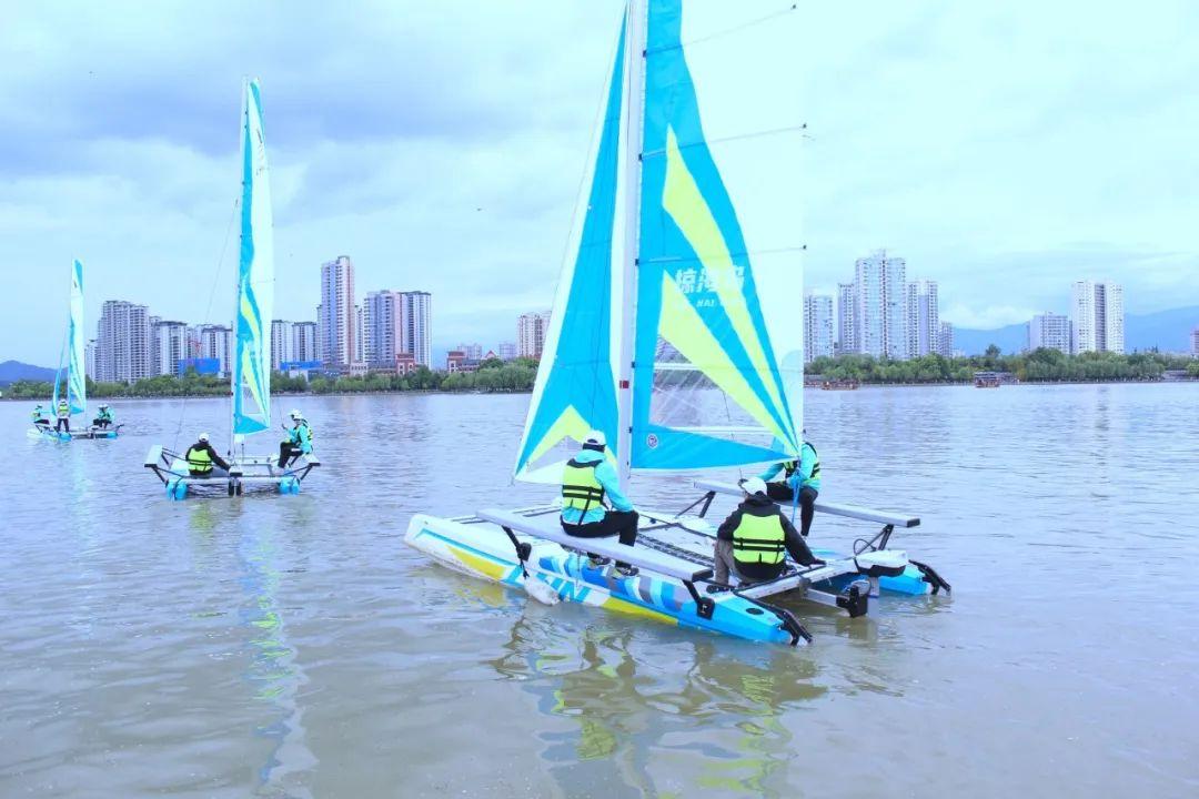 五一假期首日，汉中江边就热闹非凡、人山人海！