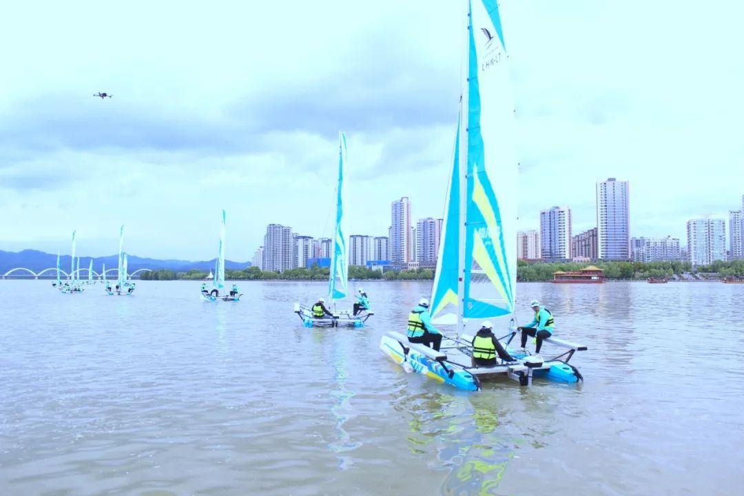 五一假期首日，汉中江边就热闹非凡、人山人海！