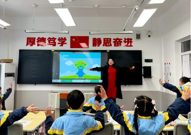 汉中兴汉新区第二小学省课题开题仪式暨“助青工程”课堂研讨活动