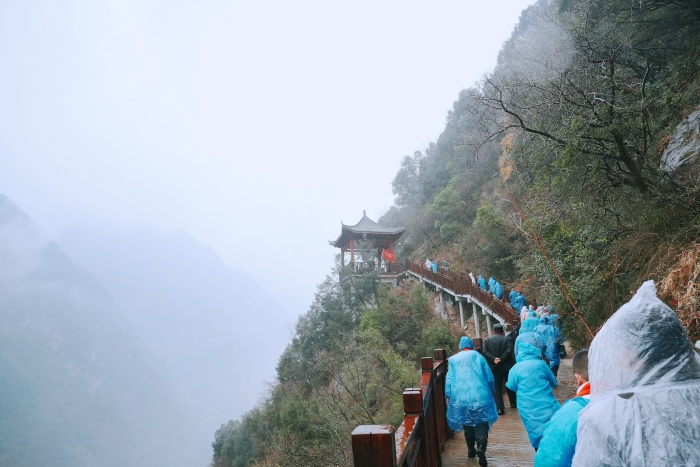 “嘉陵栈道 灵岩洞天”灵岩寺景区栈道开放暨略阳县冬季文旅消费季系列活动启动