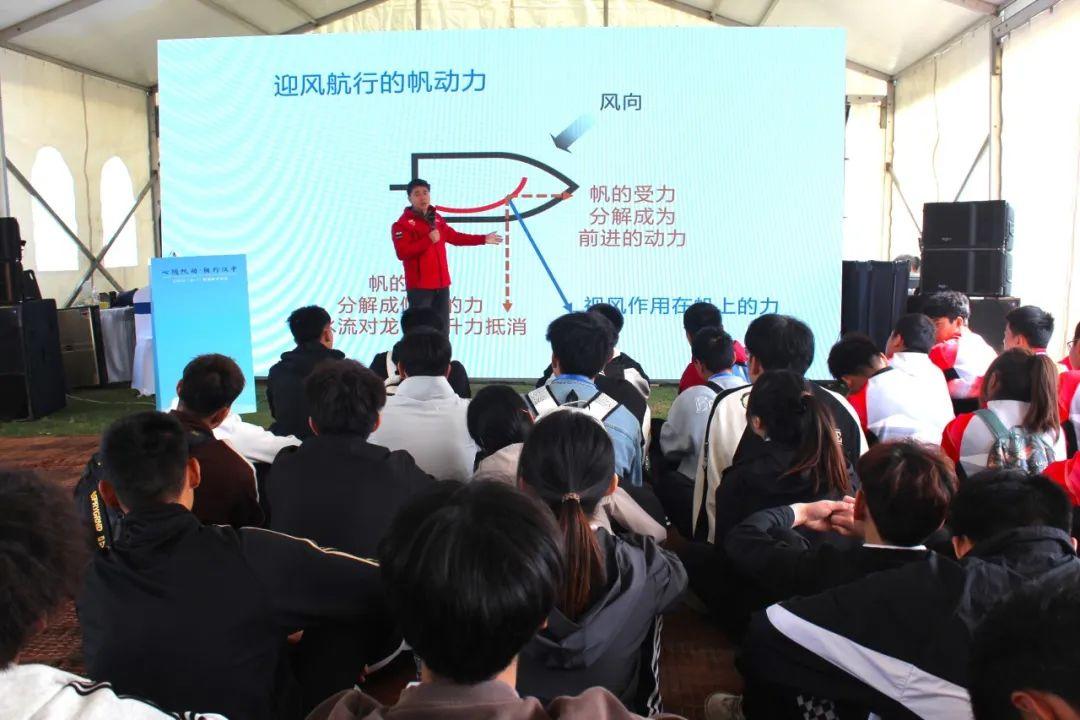 五一假期首日，汉中江边就热闹非凡、人山人海！