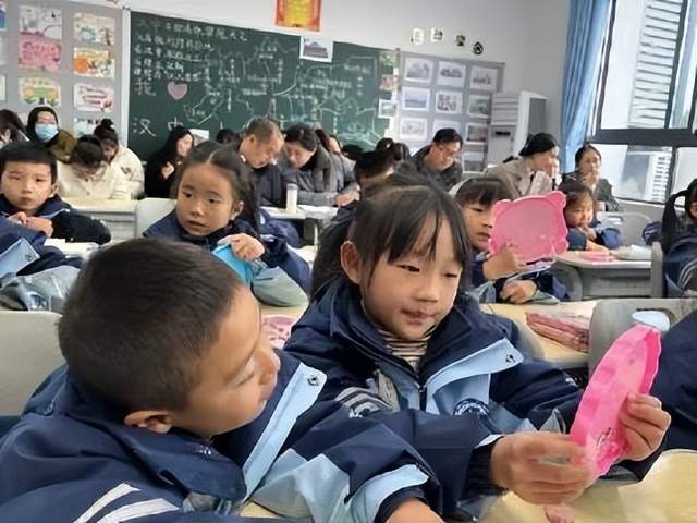 汉中兴汉新区第二小学省课题开题仪式暨“助青工程”课堂研讨活动