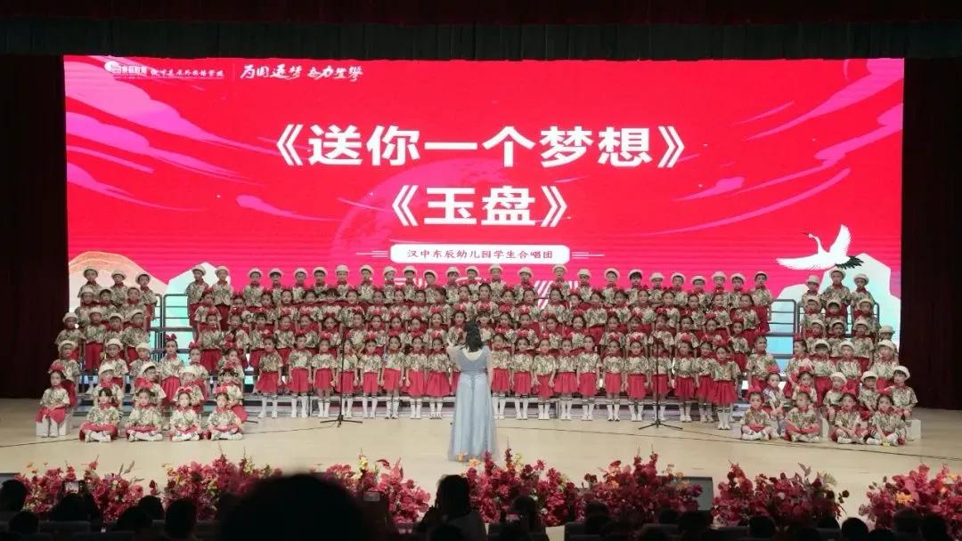 汉中东辰外国语学校举办庆祝中国共产党成立104周年合唱节总决赛