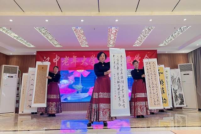 汉中老年大学女子书画学会召开2023年度总结大会