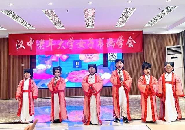 汉中老年大学女子书画学会召开2023年度总结大会