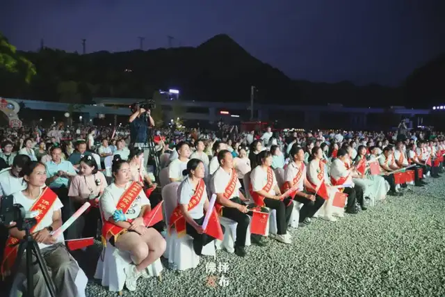 陕西省秋季“村晚”示范展示暨佛坪县2024年中国农民丰收节活动在大河坝镇成功举办