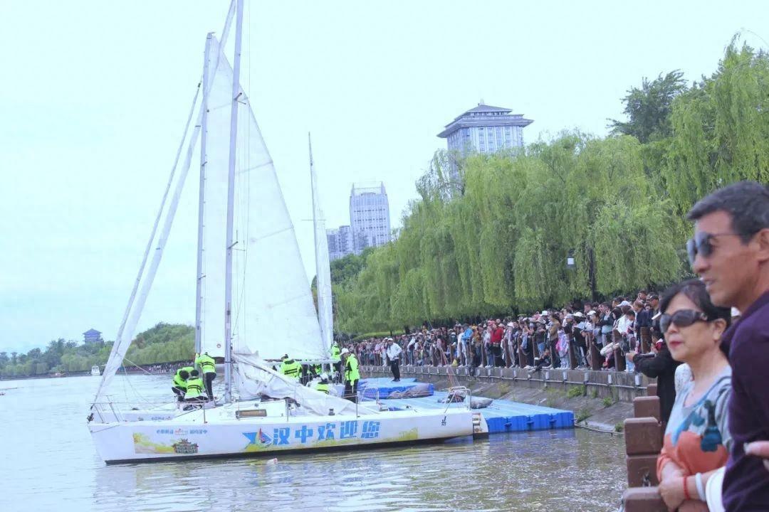 五一假期首日，汉中江边就热闹非凡、人山人海！