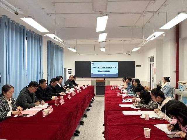 汉中兴汉新区第二小学省课题开题仪式暨“助青工程”课堂研讨活动